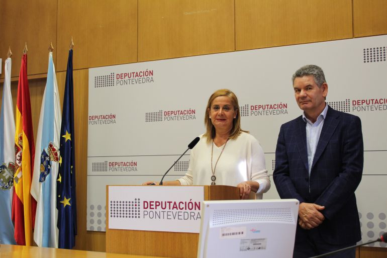 La presidenta de la Diputación, Carmela Silva, con el diputado provincial del PSOE, Santos Héctor Rodríguez. La presidenta de la Diputación, Carmela Silva, con el diputado provincial del PSOE, Santos Héctor Rodríguez.