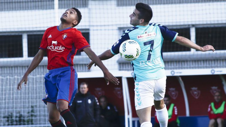 Óscar Fernández disputa un balón con un rival Óscar Fernández disputa un balón con un rival