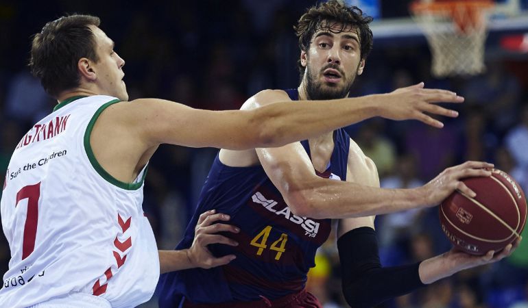 Tomic busca un pase ante la defensa de Voigtmann, durante el partido disputado en el Palau Blaugrana. Tomic busca un pase ante la defensa de Voigtmann, durante el partido disputado en el Palau Blaugrana.