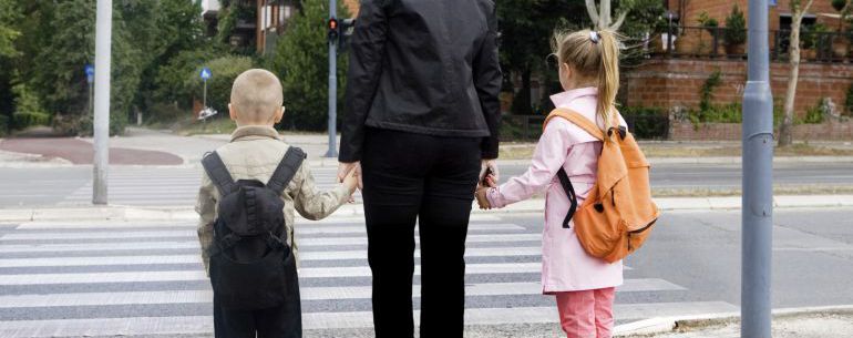 Dos niños, junto a su madre, camino del colegio Dos niños, junto a su madre, camino del colegio