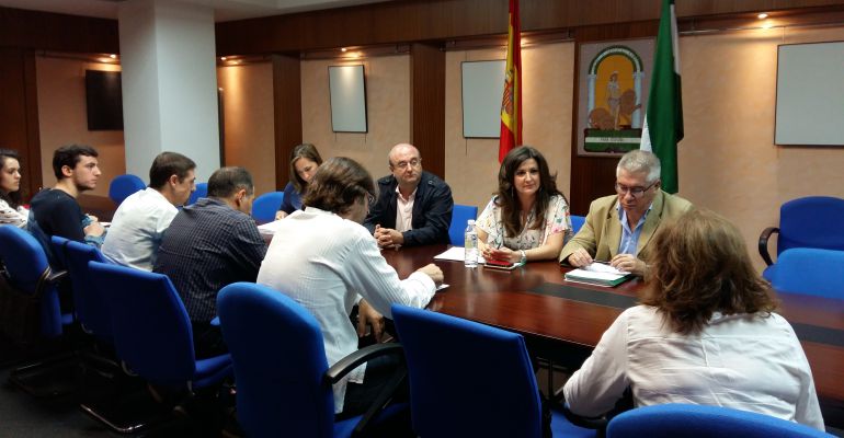 La delegada de Educación, Yolanda Caballero, con los responsables de las ampas y de los conservatorios. La delegada de Educación, Yolanda Caballero, con los responsables de las ampas y de los conservatorios.