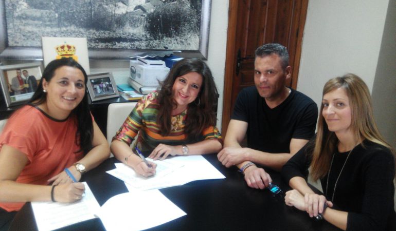 Momento de la firma del convenio por parte de la delegada de Educación, Yolanda Caballero (2ª por la izquierda) y la alcaldesa de Jimena, Esther Ulloa Momento de la firma del convenio por parte de la delegada de Educación, Yolanda Caballero (2ª por la izquierda) y la alcaldesa de Jimena, Esther Ulloa