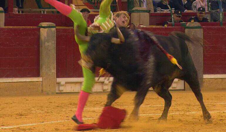 El torero de Espartinas Javier Jiménez en el instante de ser herido por el primer toro de su lote, de la ganadería de Fuente Ymbro El torero de Espartinas Javier Jiménez en el instante de ser herido por el primer toro de su lote, de la ganadería de Fuente Ymbro