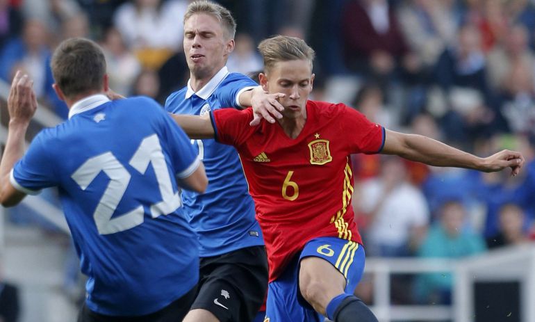 Marcos Llorente trata de controlar el balón ante los jugadores de Estonia Paju y Ainsalu. Marcos Llorente trata de controlar el balón ante los jugadores de Estonia Paju y Ainsalu.