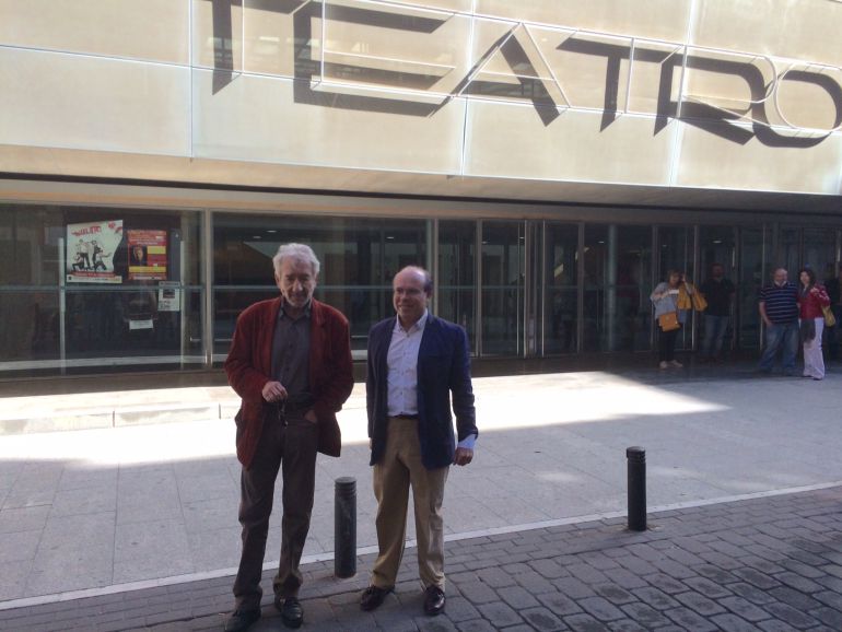 José Sacristán, junto al presidente de AMITHE, Javier López Galiacho, en la puerta del Teatro Circo de Albacete José Sacristán, junto al presidente de AMITHE, Javier López Galiacho, en la puerta del Teatro Circo de Albacete