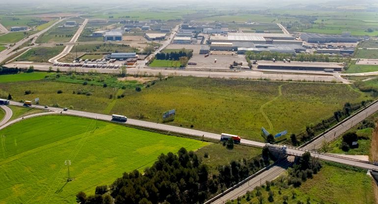 La terminal de Vilamalla, al fons. La terminal de Vilamalla, al fons.