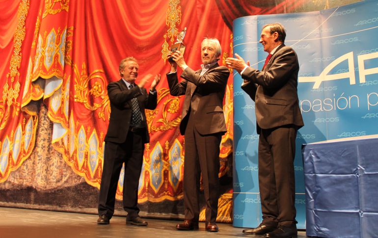 José Sacristán recibe el premio Pepe Isbert de manos de los también actores Manuel Galiana y Tony Isbert José Sacristán recibe el premio Pepe Isbert de manos de los también actores Manuel Galiana y Tony Isbert