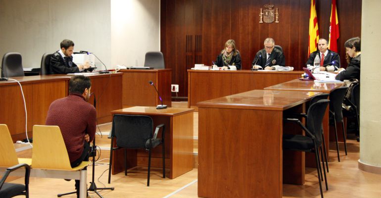 Imatge general de la sala de l'Audiència de Lleida durant el judici a l'acusat d'abusar la seva filla a Vielha. Imatge general de la sala de l'Audiència de Lleida durant el judici a l'acusat d'abusar la seva filla a Vielha.