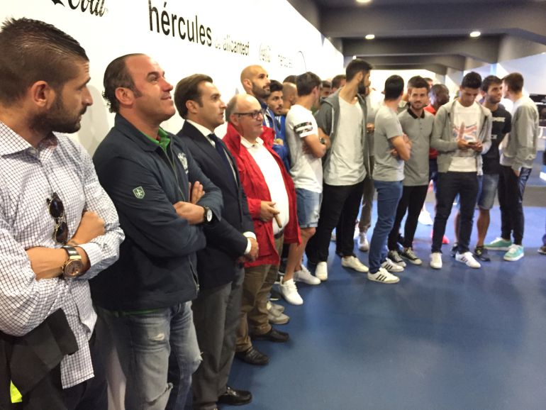 Los jugadores del Hércules y los directivos viendo el sorteo de la Copa del Rey Los jugadores del Hércules y los directivos viendo el sorteo de la Copa del Rey