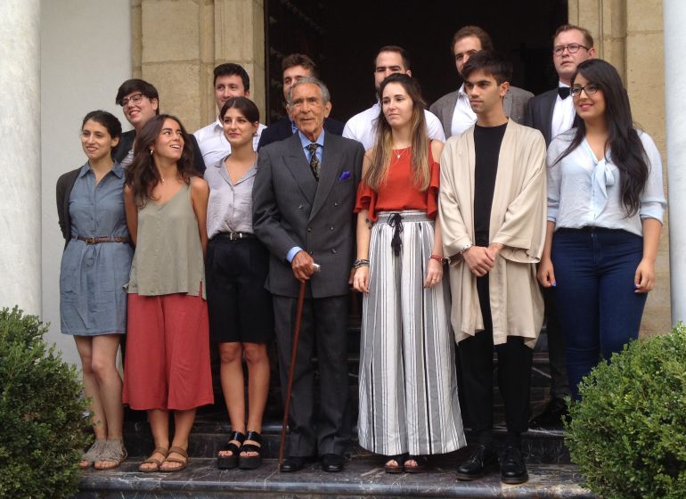 Antonio Gala en el acto de apertura de curso de su Fundación, acompañado por algunos de los nuevos residentes Antonio Gala en el acto de apertura de curso de su Fundación, acompañado por algunos de los nuevos residentes