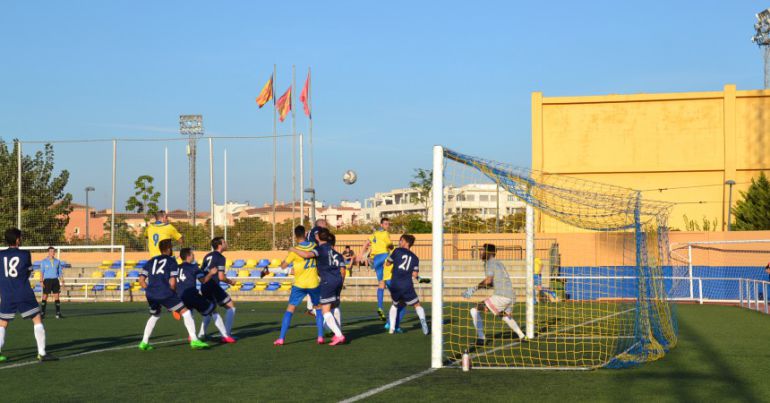 Panucci, jugador del Dénia, rematando a gol en el Diego Mena Cuesta. Panucci, jugador del Dénia, rematando a gol en el Diego Mena Cuesta.