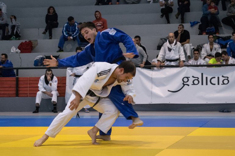 Felipe Iglesias, de Blanco, único representante ourensano, en la segunda jornada de la liga de Judo. Felipe Iglesias, de Blanco, único representante ourensano, en la segunda jornada de la liga de Judo.