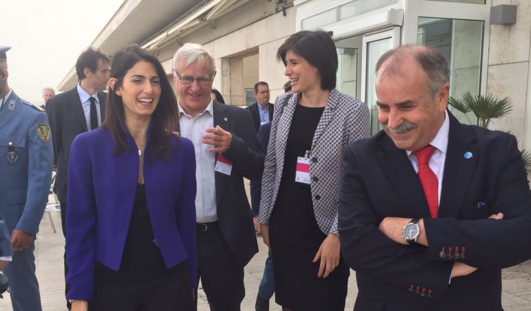 El alcalde de Valencia, Joan Ribó (en el centro) junto con la primera edil de Roma, Virginia Raggi (izquierda) y la alcaldesa de Turín, Chiara Appendino (derecha) El alcalde de Valencia, Joan Ribó (en el centro) junto con la primera edil de Roma, Virginia Raggi (izquierda) y la alcaldesa de Turín, Chiara Appendino (derecha)