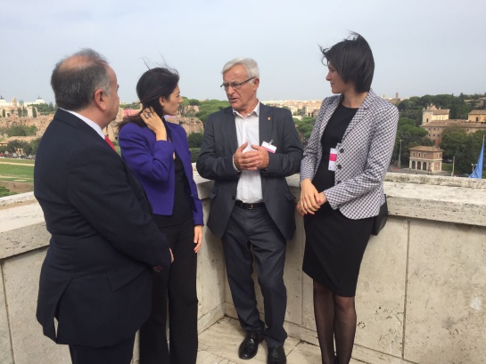 El alcalde de Valencia, Joan Ribó (en el centro) junto con la primera edil de Roma, Virginia Raggi (izquierda) y la alcaldesa de Turín, Chiara Appendino (derecha) El alcalde de Valencia, Joan Ribó (en el centro) junto con la primera edil de Roma, Virginia Raggi (izquierda) y la alcaldesa de Turín, Chiara Appendino (derecha)