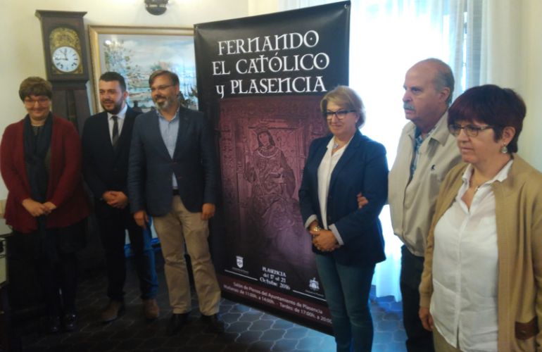 Las archiveras municipales y diocesana (extremos) junto al presidente del CIT (2º por la izquierda) y representantes municipales durante la presentación de la semana dedicada a Fernando el Católico Las archiveras municipales y diocesana (extremos) junto al presidente del CIT (2º por la izquierda) y representantes municipales durante la presentación de la semana dedicada a Fernando el Católico
