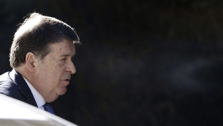 José Luis Olivas se sienta en el banquillo José Luis Olivas se sienta en el banquillo