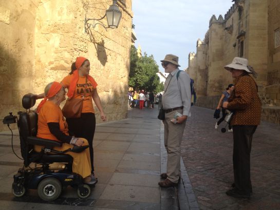 Victoria, una de las afectads, explica a los turistas el motivo de la movilización de hoy Victoria, una de las afectads, explica a los turistas el motivo de la movilización de hoy
