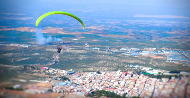 Rosario Viedma sobrevuela Mancha Real en el primer vuelo de su vida. Rosario Viedma sobrevuela Mancha Real en el primer vuelo de su vida.