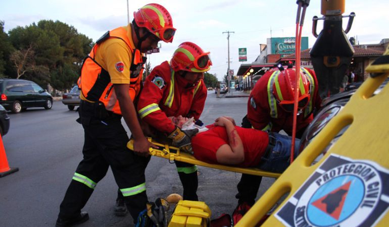 Voluntario de Protección Civil ayuda a los Bomberos en el traslado de un herido Voluntario de Protección Civil ayuda a los Bomberos en el traslado de un herido