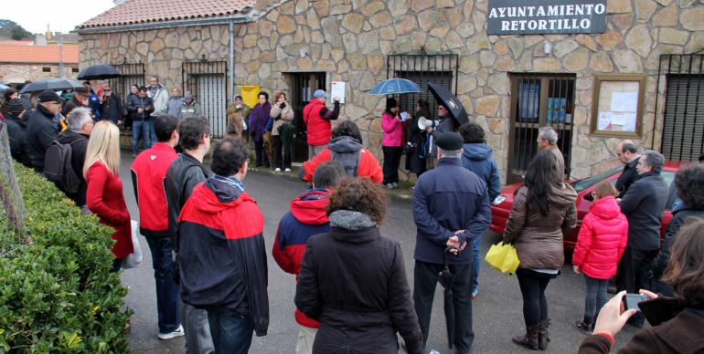 Imagen de archivo de una concentración convocada por la Plataforma Stop Uranio frente al Ayuntamiento de Retortillo Imagen de archivo de una concentración convocada por la Plataforma Stop Uranio frente al Ayuntamiento de Retortillo