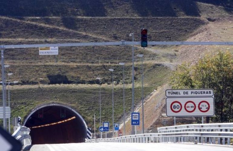 El túnel de Piqueras permanecerá cerrado este martes de 9 a 14 horas. El túnel de Piqueras permanecerá cerrado este martes de 9 a 14 horas.