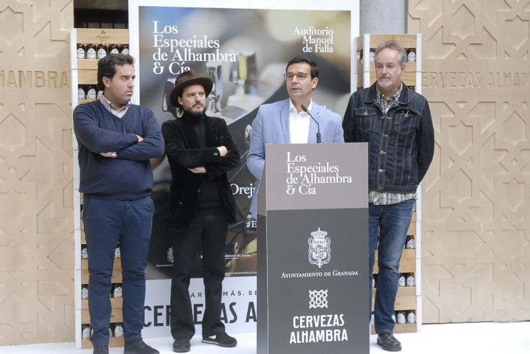 Presentación de los conciertos de "Los Especiales de Alhambra y Cía" en el Ayuntamiento de Granada con el alcalde, en el uso de la palabra, y el cantante Coque Malla, de negro Presentación de los conciertos de "Los Especiales de Alhambra y Cía" en el Ayuntamiento de Granada con el alcalde, en el uso de la palabra, y el cantante Coque Malla, de negro