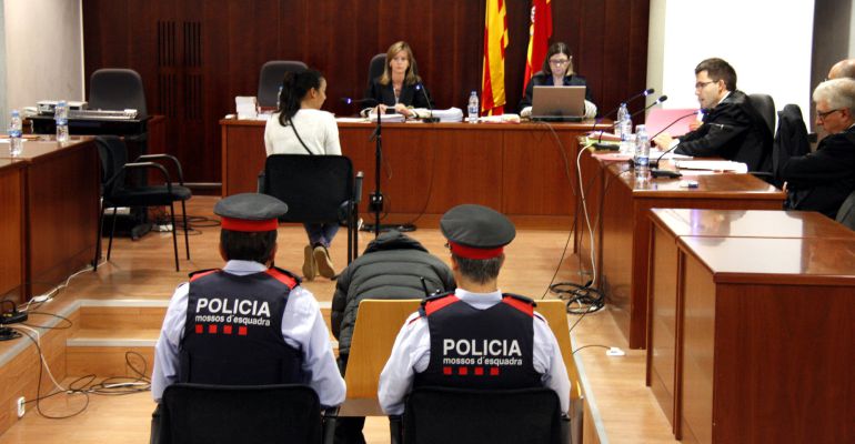Moment en què la mare de la víctima declara al judici pel crim de la Mariola, amb l'acusat al darrere. Moment en què la mare de la víctima declara al judici pel crim de la Mariola, amb l'acusat al darrere.