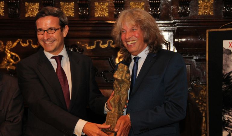José Mercé recibe de manos de Jorge Paradela, nuevo presidente de la Fundación Cruzcampo, el Compás del Cante José Mercé recibe de manos de Jorge Paradela, nuevo presidente de la Fundación Cruzcampo, el Compás del Cante