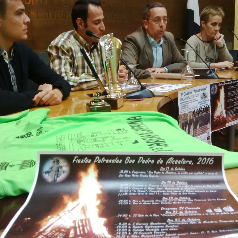 Presentación de las fiestas patronales de Alcántara con el cartel y la camiseta conmemorativa de la I Carrera Alcantarina. Presentación de las fiestas patronales de Alcántara con el cartel y la camiseta conmemorativa de la I Carrera Alcantarina.
