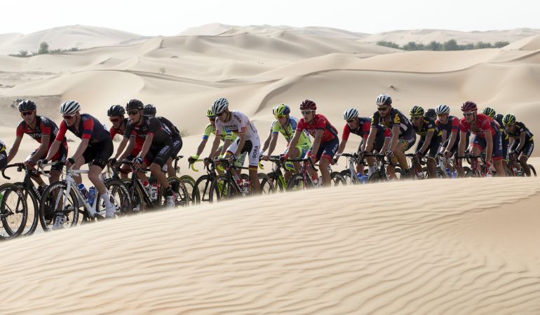 La carrera discurre por curiosos paisajes: desde las dunas del desierto a las pistas del circuito de Formula 1 La carrera discurre por curiosos paisajes: desde las dunas del desierto a las pistas del circuito de Formula 1