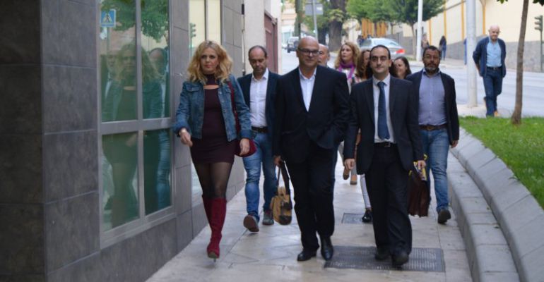 El secretaio del PSOE local, Manuel Fernández, acude a los juzgados acompañado de algunos concejales. El secretaio del PSOE local, Manuel Fernández, acude a los juzgados acompañado de algunos concejales.