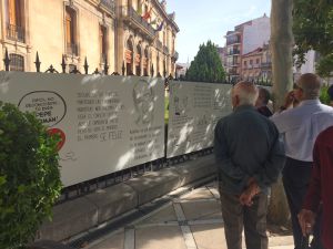 Varios jienenses observan las chilindrinas colocadas en la Diputación de Jaén. Varios jienenses observan las chilindrinas colocadas en la Diputación de Jaén.