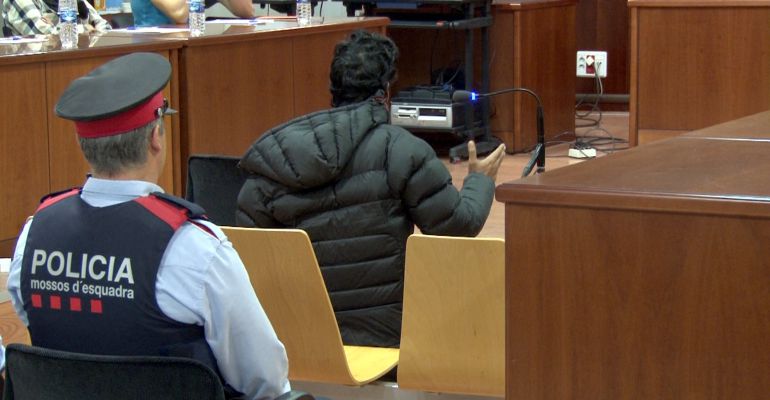 L'acusat del crim de la Mariola demana perdó de genolls a la família de la víctima, al final del judici. Imatge del 18 d'octubre de 2016. L'acusat del crim de la Mariola demana perdó de genolls a la família de la víctima, al final del judici. Imatge del 18 d'octubre de 2016.