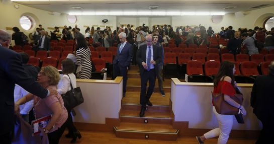 Asistentes a la conferencia se retiran del aula magna de la universidad autónoma. Asistentes a la conferencia se retiran del aula magna de la universidad autónoma.
