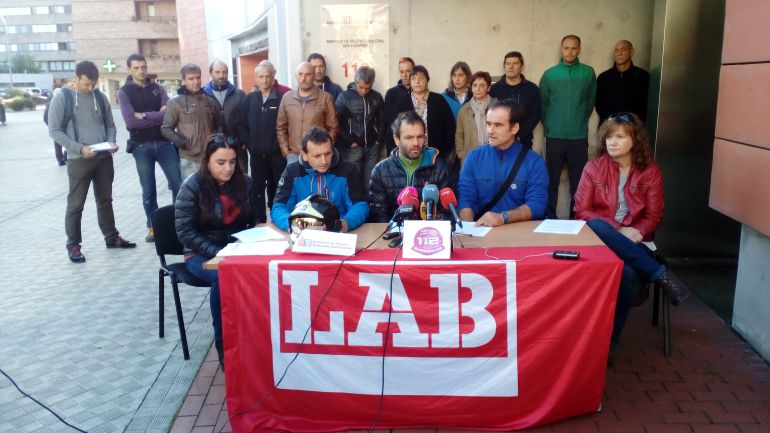 Representantes sindiscales de LAB en el servicio de BOmberos y en SOS Navarra en la rueda de prensa que han ofrecido a la entrada de la antigua Agencia Navarra de Emergencias Representantes sindiscales de LAB en el servicio de BOmberos y en SOS Navarra en la rueda de prensa que han ofrecido a la entrada de la antigua Agencia Navarra de Emergencias