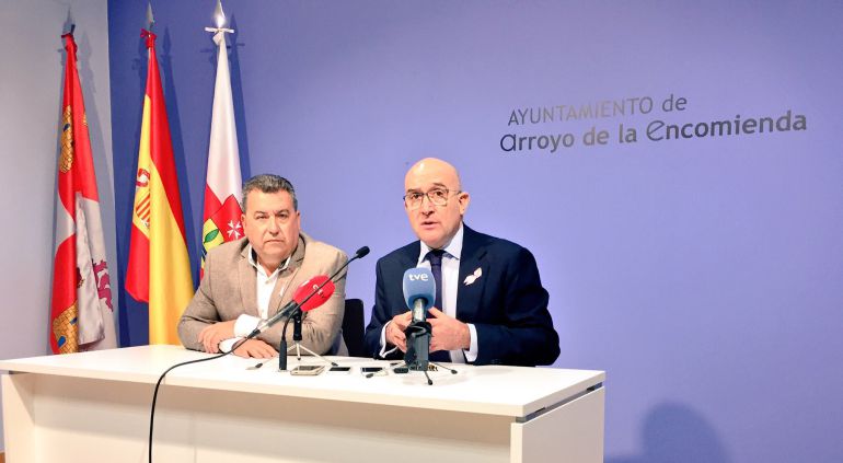 El alcalde de Arroyo (i) y el presidente de la Diputación (d), comparecen ante los medios El alcalde de Arroyo (i) y el presidente de la Diputación (d), comparecen ante los medios