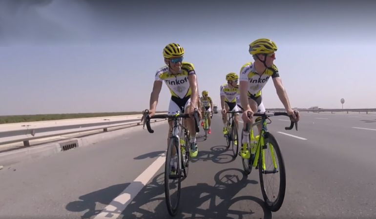 Alberto Contador (i) rueda por las carreteras de Abu Dabi con sus compañeros que participarán en la última prueba de la temporada Alberto Contador (i) rueda por las carreteras de Abu Dabi con sus compañeros que participarán en la última prueba de la temporada