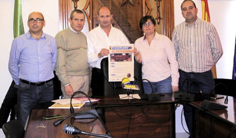 El alcalde (centro) presenta el cartel del Encuentro, acompañados del Jefe de la Agrupación Local y de varios concejales del Ayuntamiento de Jódar El alcalde (centro) presenta el cartel del Encuentro, acompañados del Jefe de la Agrupación Local y de varios concejales del Ayuntamiento de Jódar