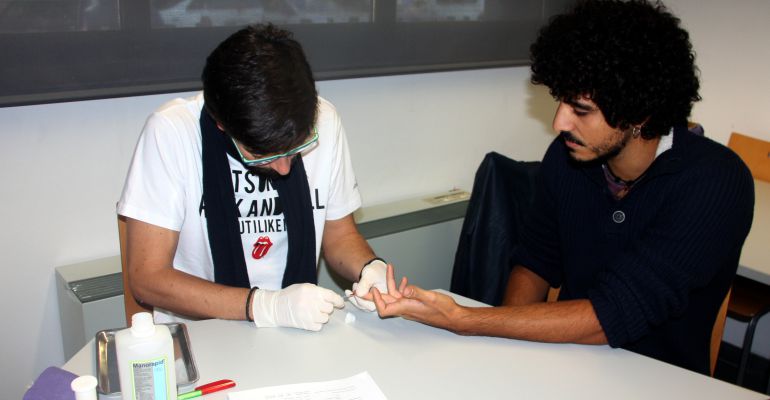 Pla mig d'un jove sotmetent-se a la prova ràpida de detecció del VIH per part d'un tècnic de l'Associació Antisida de Lleida. Pla mig d'un jove sotmetent-se a la prova ràpida de detecció del VIH per part d'un tècnic de l'Associació Antisida de Lleida.
