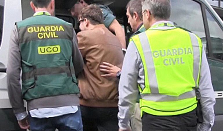 Imagen de vídeo facilitado por la Guardia Civil de la llegada hoy al aeropuerto de Barajas de Patrick Gouveia, el supuesto autor del asesinato de los cuatro miembros de una familia brasileña en Pioz (Guadalajara), quien pasará la noche en dependencias de la Guardia Civil en este aeropuerto. Aunque en principio estaba previsto su traslado a la comandancia en Guadalajara, Gouveia, que ha sido detenido nada más llegar a España procedente de Brasil tras entregarse voluntariamente, ha sido conducido a las instalaciones en Barajas Imagen de vídeo facilitado por la Guardia Civil de la llegada hoy al aeropuerto de Barajas de Patrick Gouveia, el supuesto autor del asesinato de los cuatro miembros de una familia brasileña en Pioz (Guadalajara), quien pasará la noche en dependencias de la Guardia Civil en este aeropuerto. Aunque en principio estaba previsto su traslado a la comandancia en Guadalajara, Gouveia, que ha sido detenido nada más llegar a España procedente de Brasil tras entregarse voluntariamente, ha sido conducido a las instalaciones en Barajas