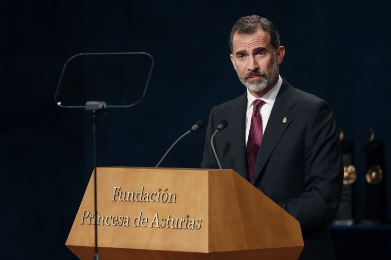 El Rey Felipe pronuncia su discurso durante la ceremonia de entrega de los Premios Princesa de Asturias 2016 que se celebra hoy en el Teatro Campoamor de Oviedo (Asturias). EFE. Ballesteros El Rey Felipe pronuncia su discurso durante la ceremonia de entrega de los Premios Princesa de Asturias 2016 que se celebra hoy en el Teatro Campoamor de Oviedo (Asturias). EFE. Ballesteros