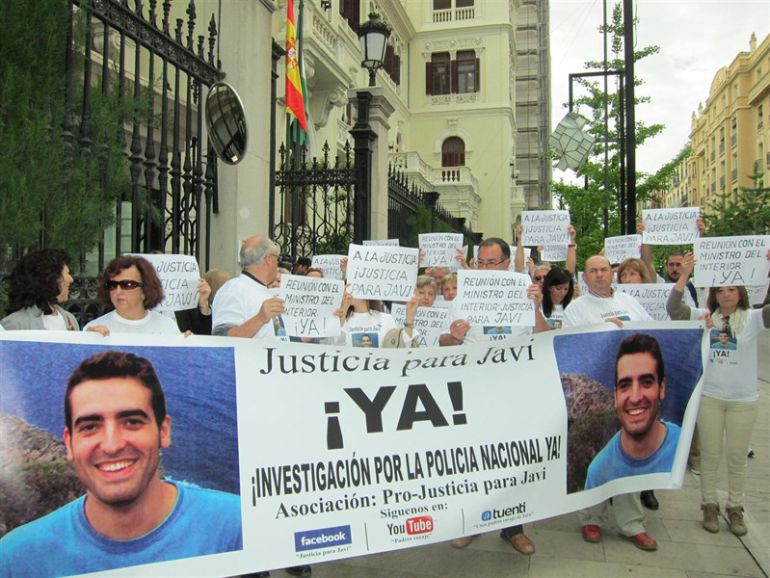 Concentración de familiares y amigos de Javier Joyanes pidiendo la reapertura de la investigación. Concentración de familiares y amigos de Javier Joyanes pidiendo la reapertura de la investigación.