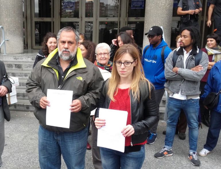 Representantes de SOS Racismo y la Coordinadora de Barrio tras presentar la denuncia Representantes de SOS Racismo y la Coordinadora de Barrio tras presentar la denuncia