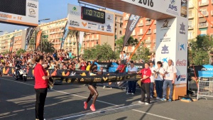 Peres Jepchirchir proclamándose ganadora en la categoría femenina Peres Jepchirchir proclamándose ganadora en la categoría femenina