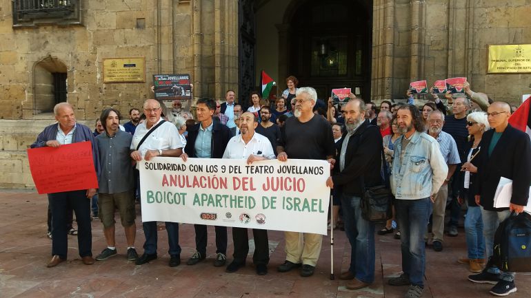 Los 'Nueve del Jovellanos' en la concentración celebrada el día de inicio del juicio ante la sede del TSJA Los 'Nueve del Jovellanos' en la concentración celebrada el día de inicio del juicio ante la sede del TSJA