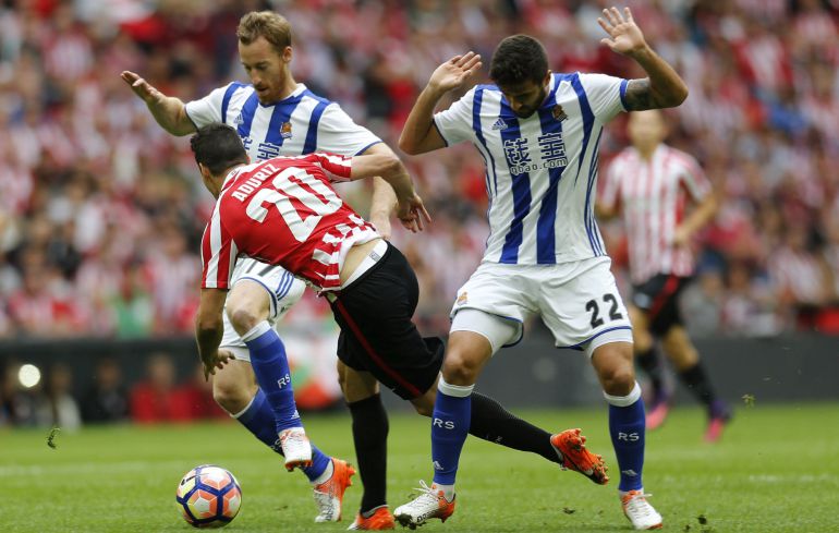 Raúl Navas trata de robar el balón al rojiblanco Aduriz en San Mamés Raúl Navas trata de robar el balón al rojiblanco Aduriz en San Mamés