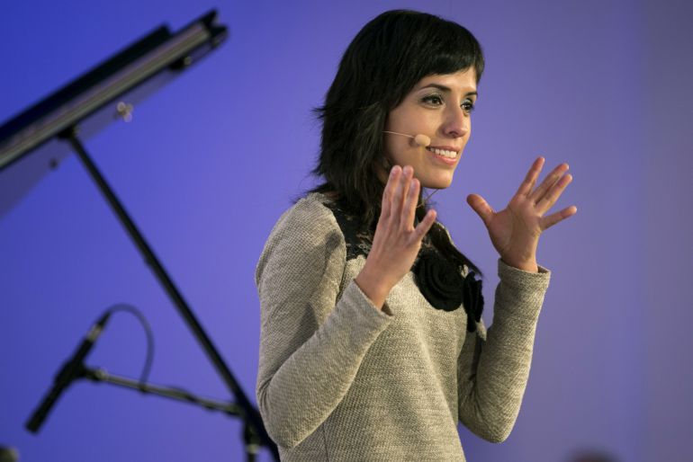 Sara, una de las hijas de Fernando Buesa, asesinado junto con su escolta Jorge Díez por ETA en el año 2000, y vicepresidenta de la Fundación Fernando Buesa Blanco, interviene durante el acto de homenaje celebrado en Vitoria. EFE. David Aguilar Sara, una de las hijas de Fernando Buesa, asesinado junto con su escolta Jorge Díez por ETA en el año 2000, y vicepresidenta de la Fundación Fernando Buesa Blanco, interviene durante el acto de homenaje celebrado en Vitoria. EFE. David Aguilar