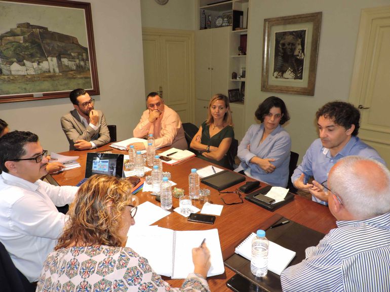 Reunión, en alcaldía de Dénia, entre responsables de la Agència Valenciana de Turisme y del Ayuntamiento dianense, alrededor del proyecto Ciudad Creativa de la Gastronomía de la Unesco. Reunión, en alcaldía de Dénia, entre responsables de la Agència Valenciana de Turisme y del Ayuntamiento dianense, alrededor del proyecto Ciudad Creativa de la Gastronomía de la Unesco.