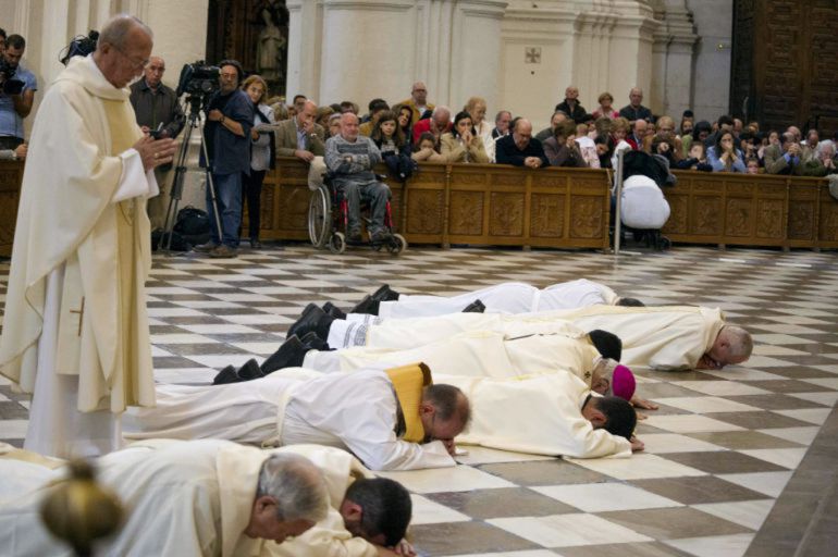 El arzobispo de Granada y varios canónigos pidieron así perdón a Dios y a la comunidad en la Catedral de Granada por el "Caso Romanones" El arzobispo de Granada y varios canónigos pidieron así perdón a Dios y a la comunidad en la Catedral de Granada por el "Caso Romanones"
