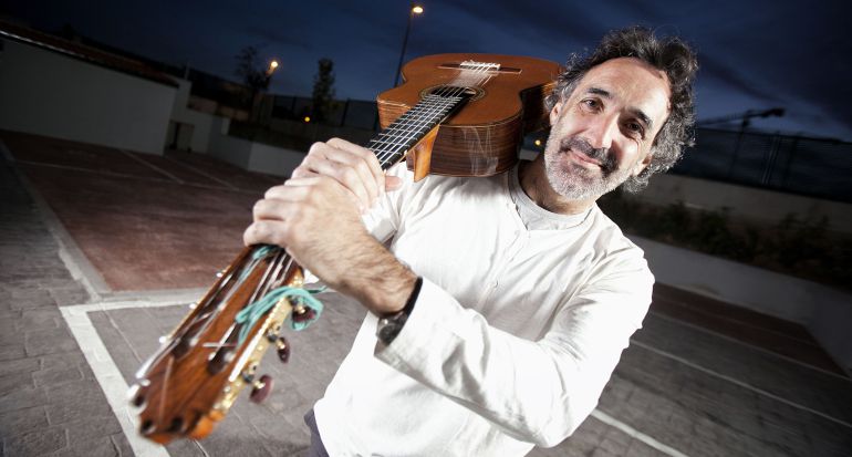Rafa Sánchez, con su guitarra. Rafa Sánchez, con su guitarra.